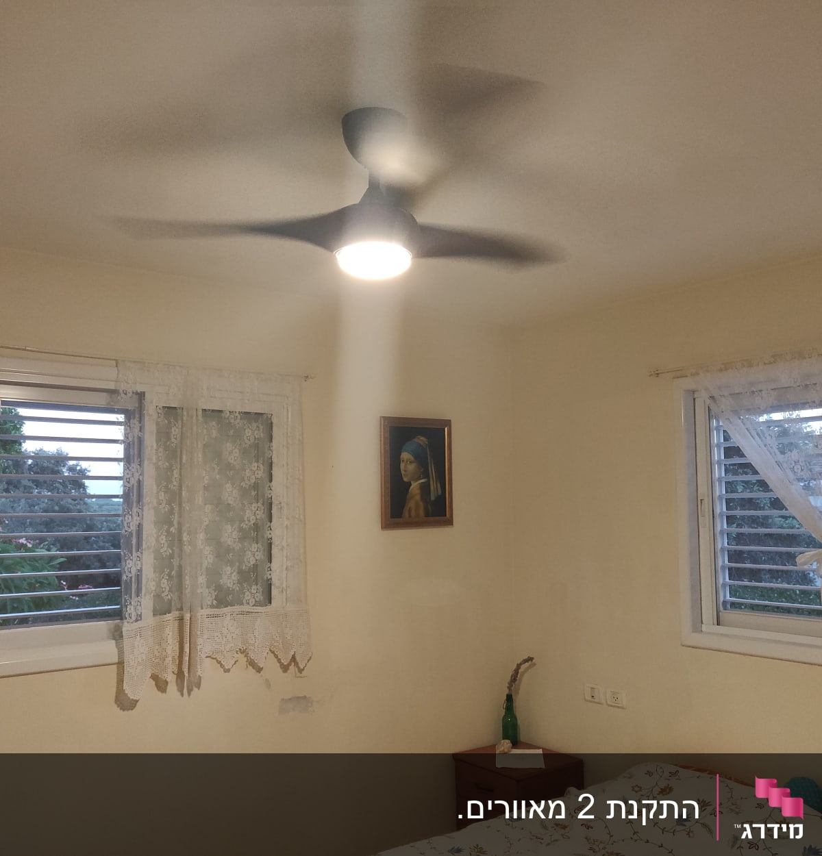 מאוורר תקרה פועל עם תאורה דולקת